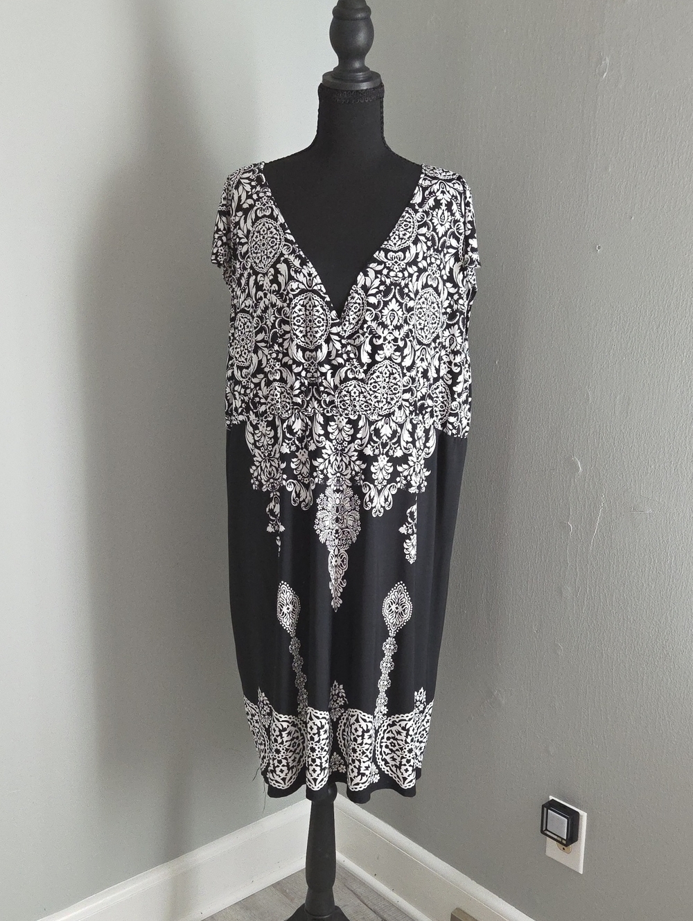 Dots Black & White V-Neck Midi Dress with Ornate Print 3X